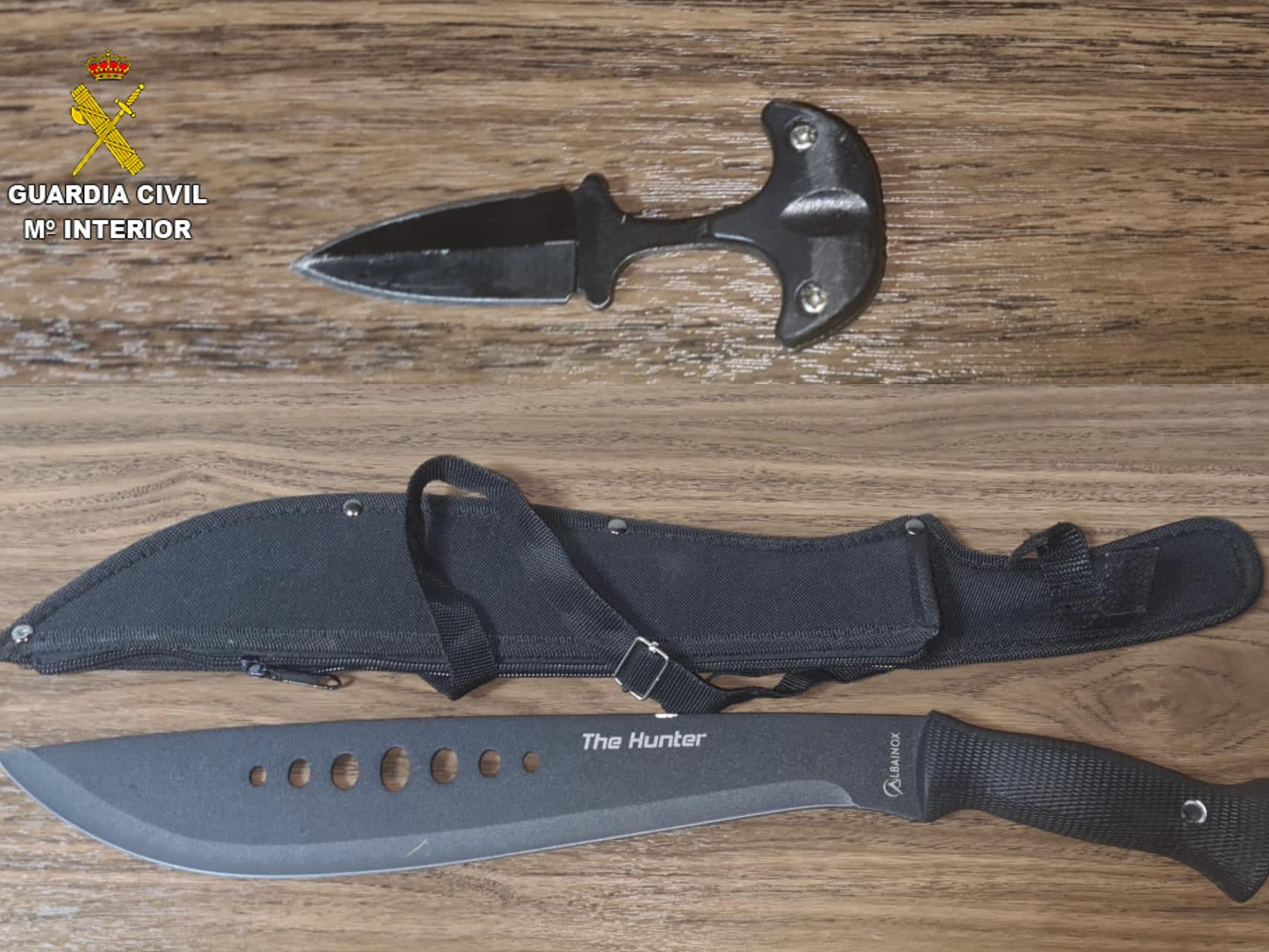 Las armas blancas incautadas por la Guardia Civil.