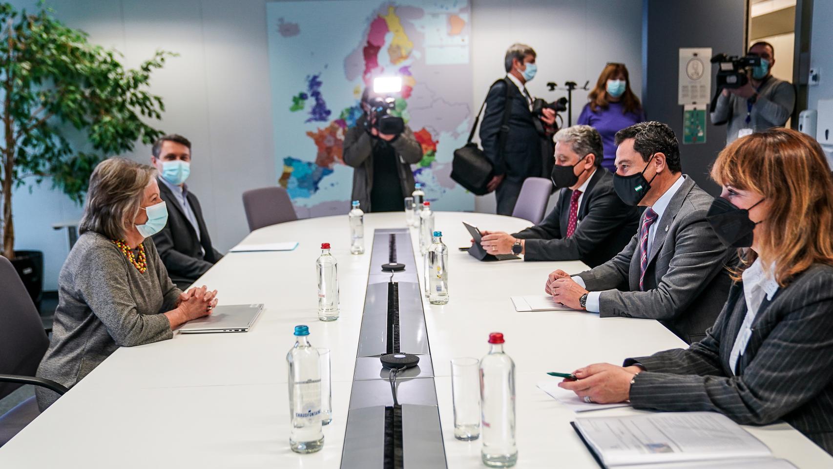 Juanma Moreno, reunido en Bruselas con la comisaria europea de de Cohesión y Reformas, Elisa Ferreira.