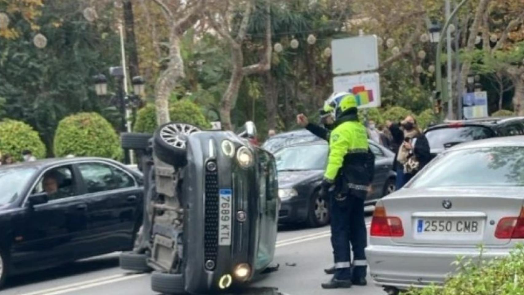 Un coche vuelca en una calle recta de Marbella.