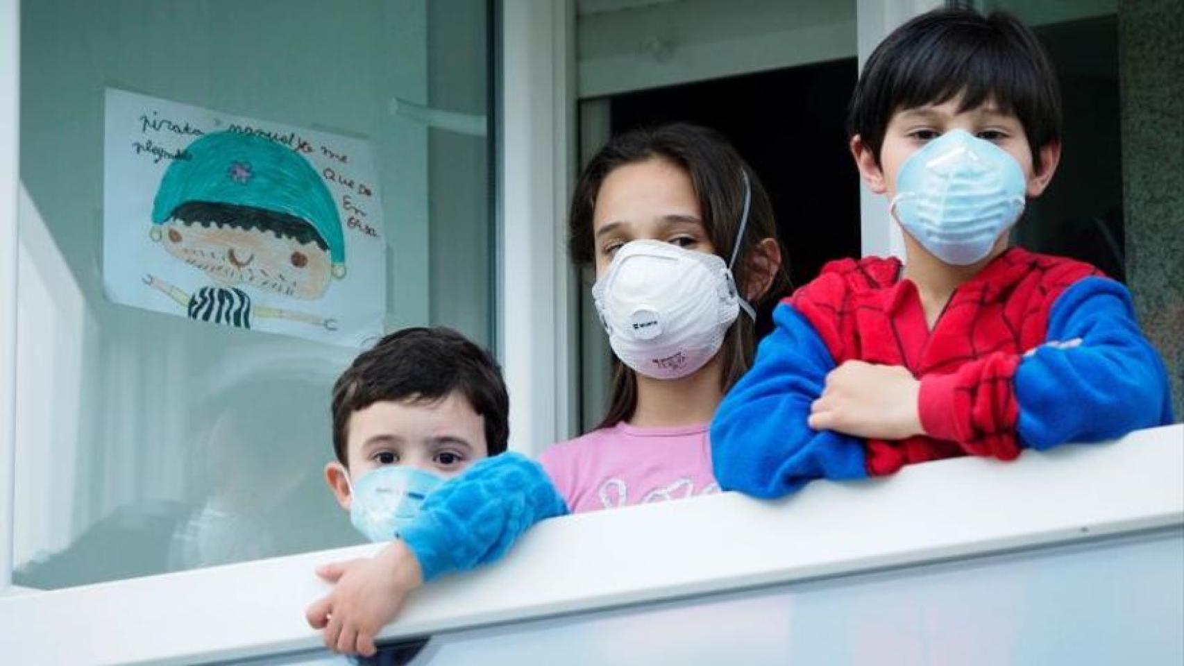 Niños en una terraza, en imagen de archivo.