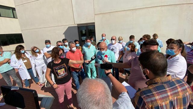 Una de las manifestaciones de médicos delante del hospital ante la reversión.