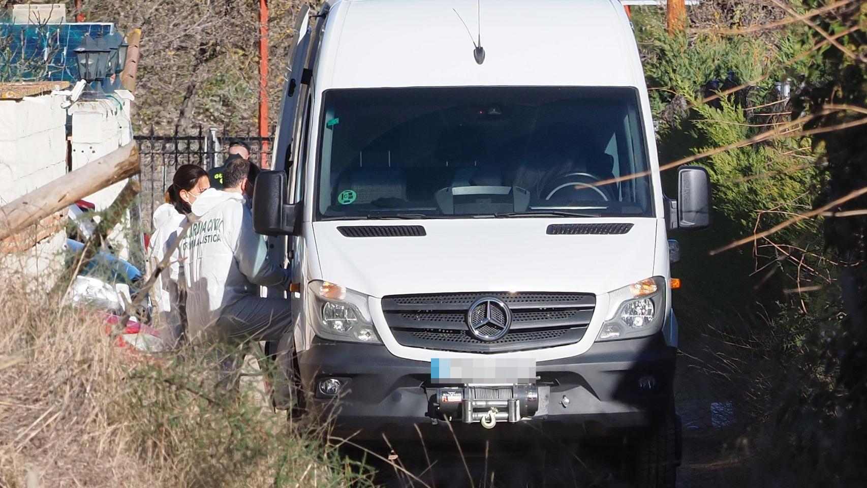 Furgón de la Guardia Civil en Traspinedo. / R.Valtero ICAL