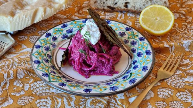 Espaguetis con pesto de remolacha, una receta para hacer pasta rosa
