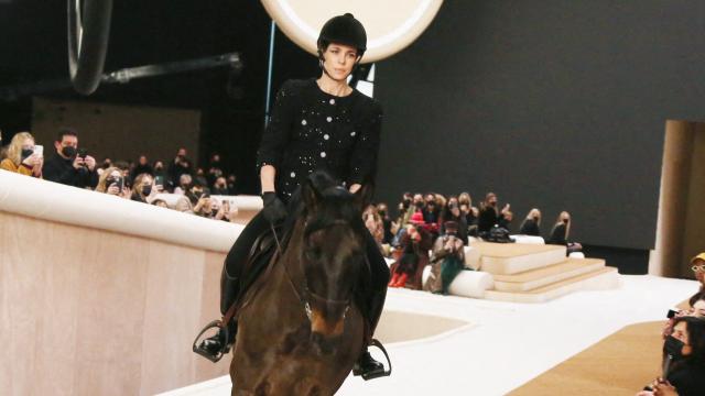 Carlota Casiraghi inaugurando el desfile de Chanel en París este martes 25 de enero de 2022.