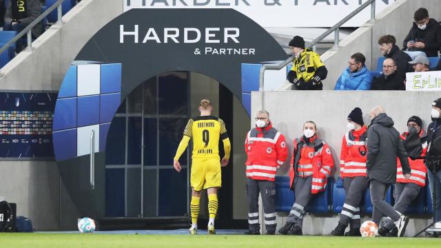 Erling Haaland abandona el estadio del TSG 1899 Hoffenheim lesionado.