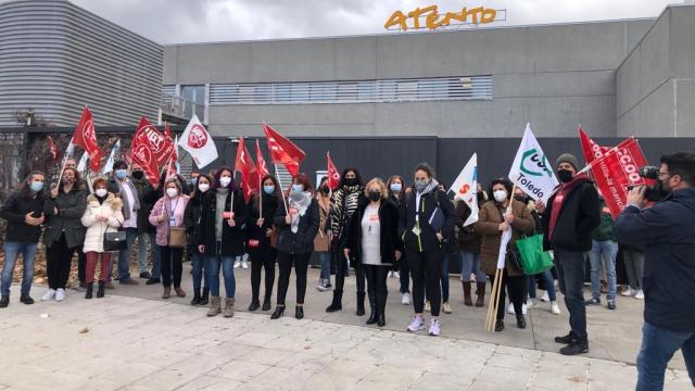 Los trabajadores de Atento, este martes a las puertas de la empresa.