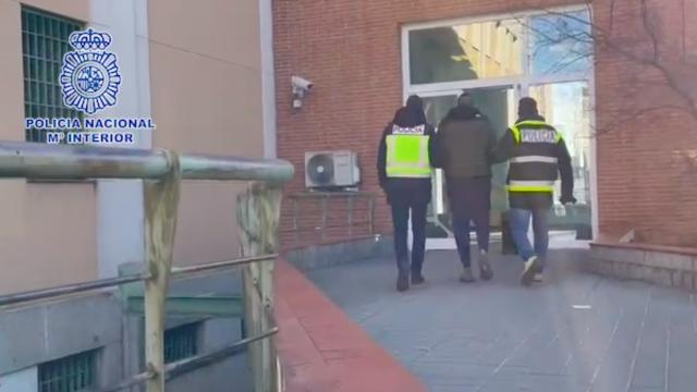 Uno de los detenidos en la operación policial.