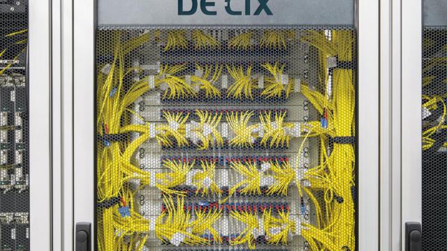 Panel de conexión en una instalación de DE-CIX