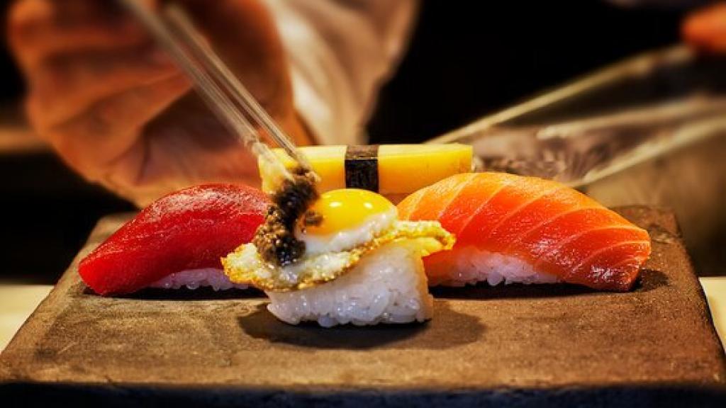 Imagen de un plato de sushi.
