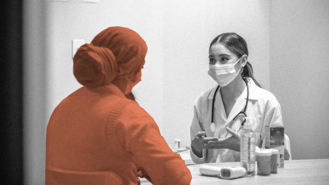 Una paciente de himenoplastia con su doctora. Javier Carbajal.