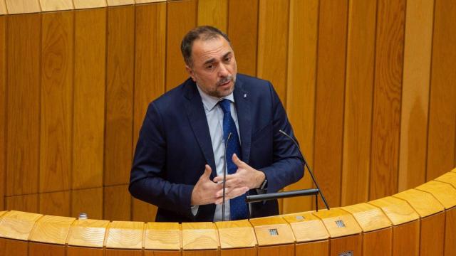 El conselleiro de Sanidade, Julio García Comesaña, en el Parlamento de Galicia.