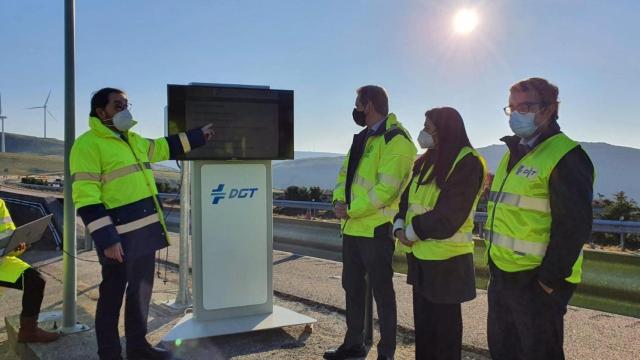 Tráfico presenta un sistema de balizamiento pionero en Europa para conducir de forma más segura con niebla.