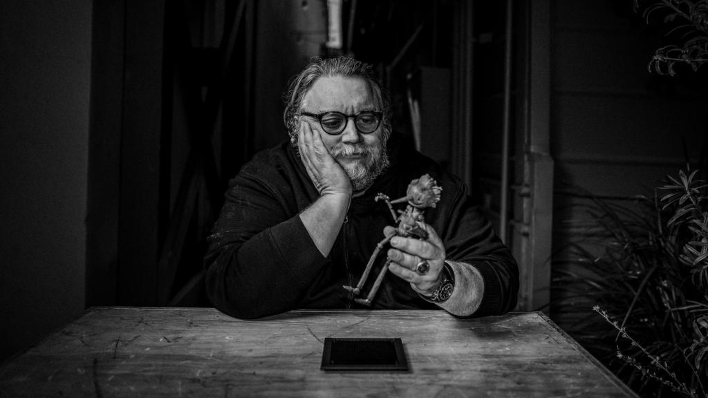 Guillermo del Toro, con una de las marionetas que aparecerá en la película.
