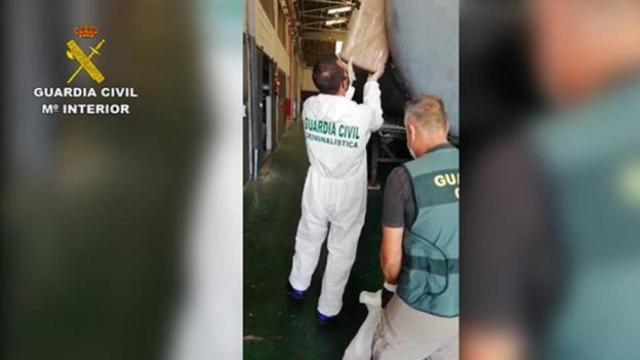 Un momento de la intervención de la Guardia Civil.