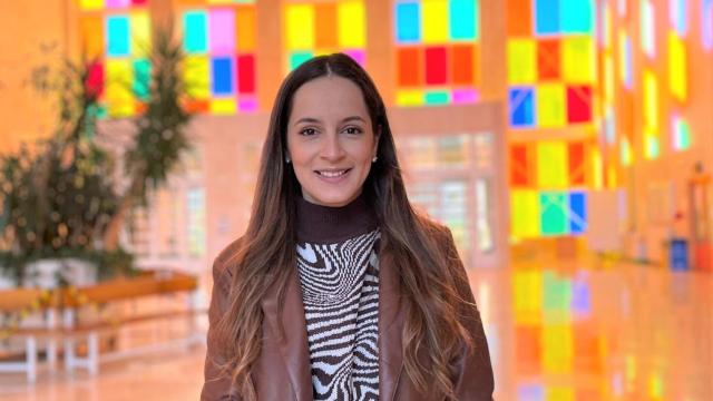 Dámaris Dávalos en el vestíbulo de la Facultad de Económicas de la ULE