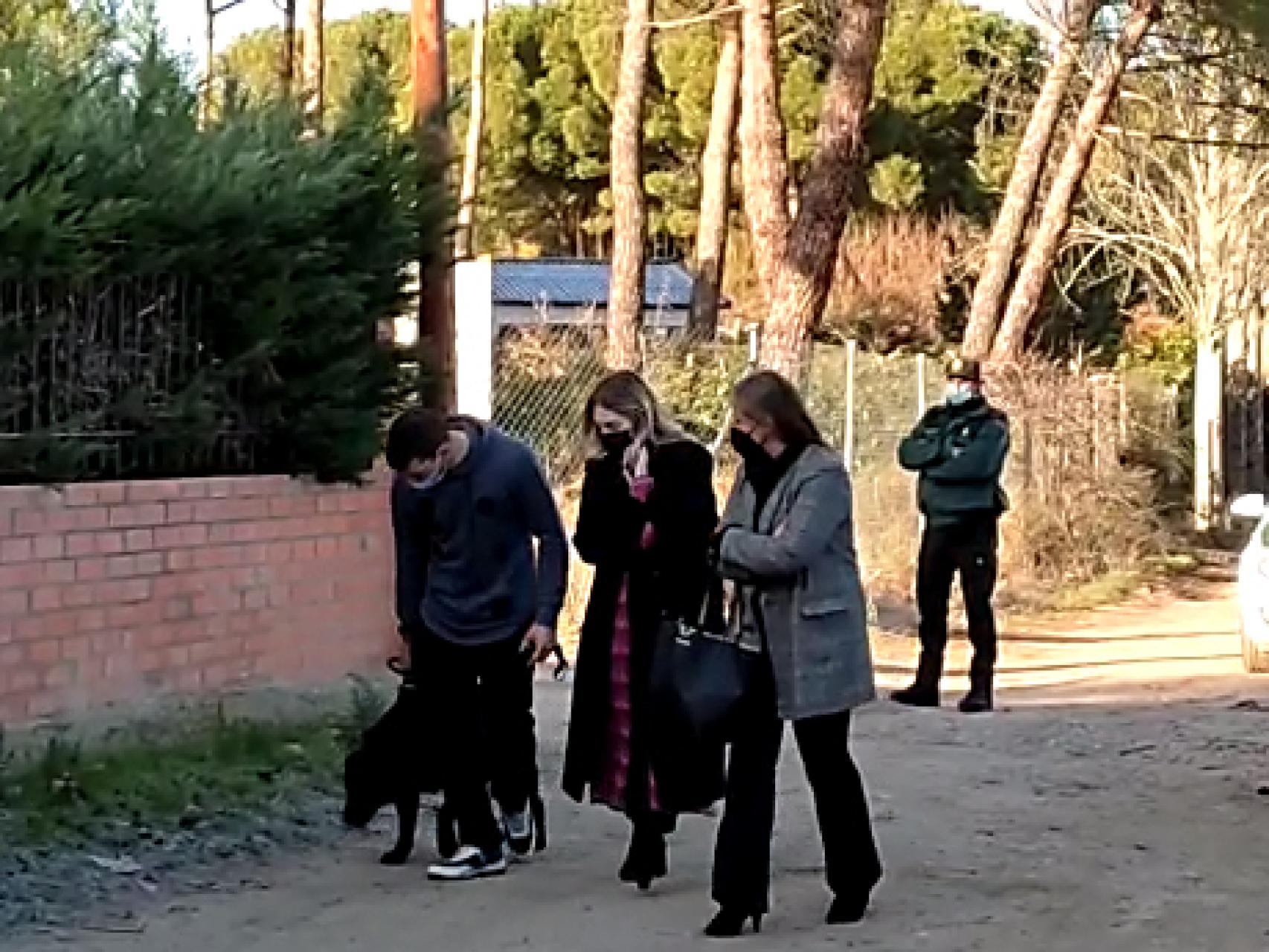 La abogada, esta mañana, en la casa de su defendido