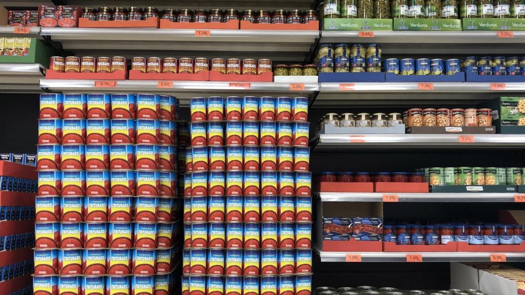 Imagen de archivo de botes de conservas en un supermercado.