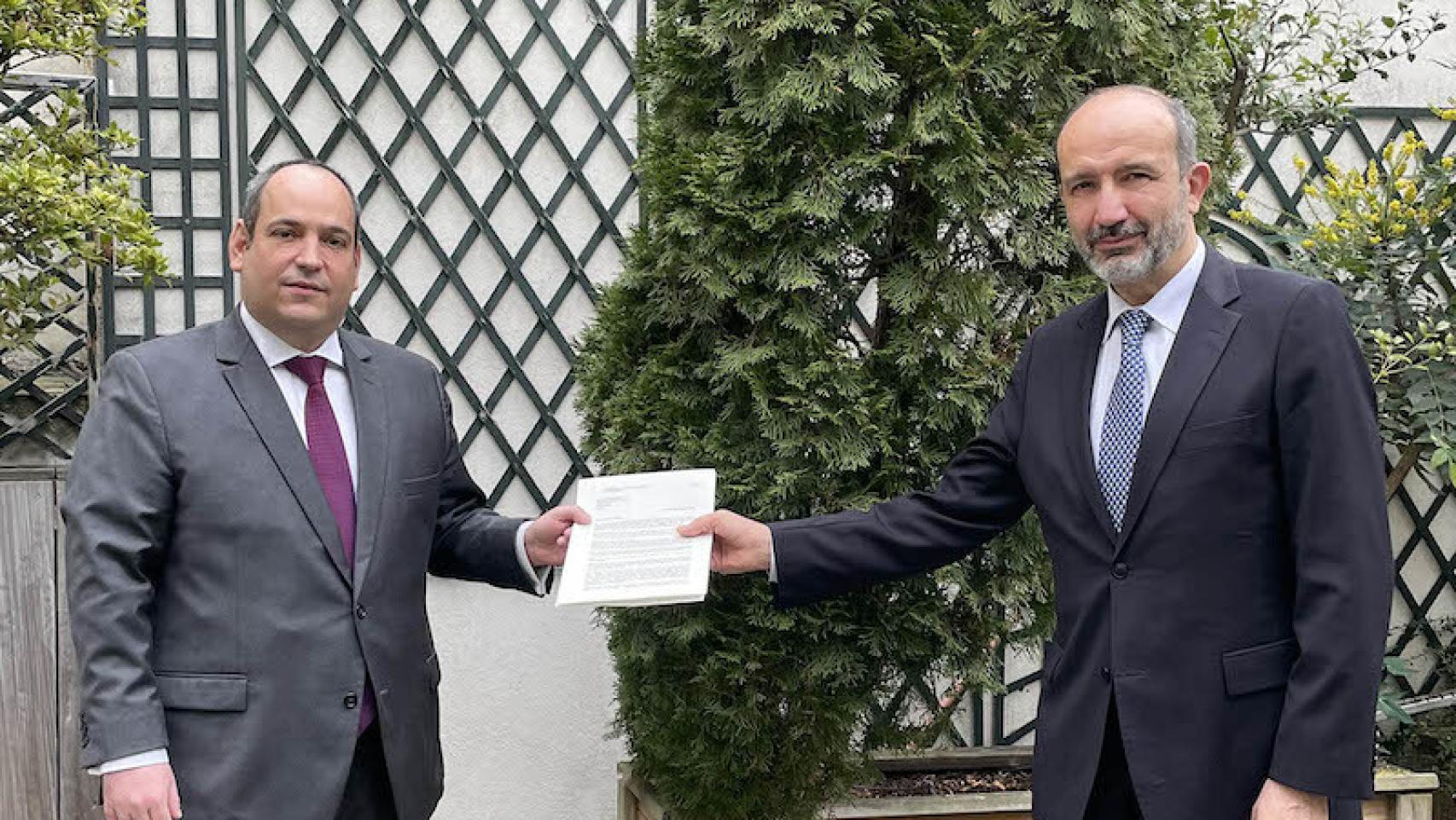 El Secretario General del Bureau International des Expositions (BIE), Dimitri S. Kerkentzes (izquierda), con el Embajador de España en Francia, SE Victorio Redondo Baldrich (derecha).
