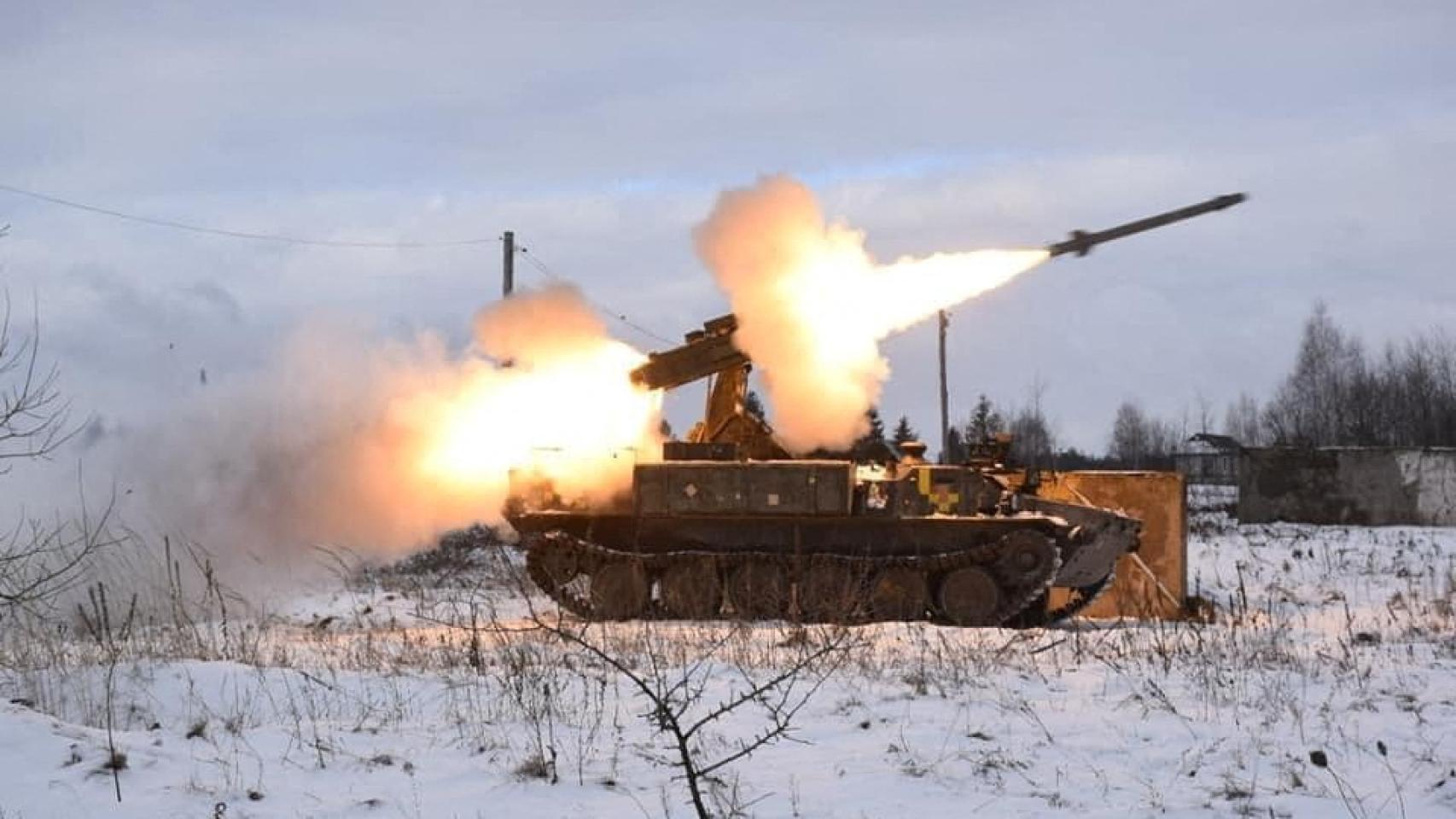 Militares ucranianos participan en ejercicios militares antiaéreos en la región de Volyn.