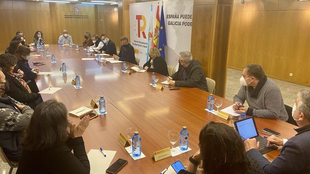 El delegado del Gobierno en Galicia, José Miñones, se reúne con entidades, asociaciones y sindicatos para analizar el proyecto piloto que abordará la pobreza infantil.