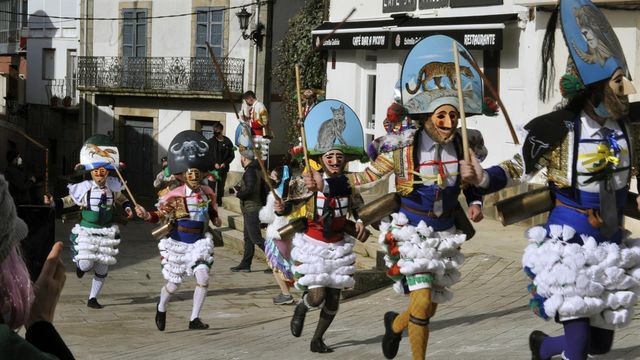 Peliqueiros durante la celebración del `No-Entroido en la plaza de la Picota en Laza