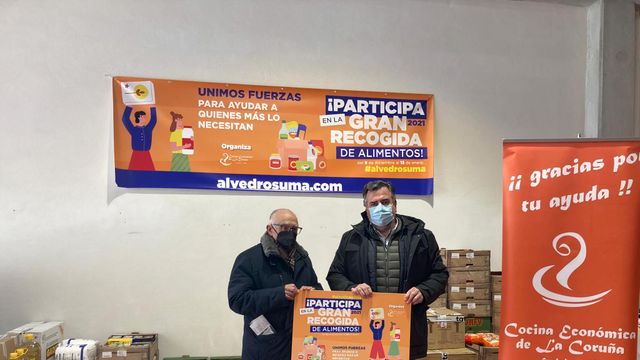Entrega de los más de 2.100 kilos de comida a la Cocina Económica