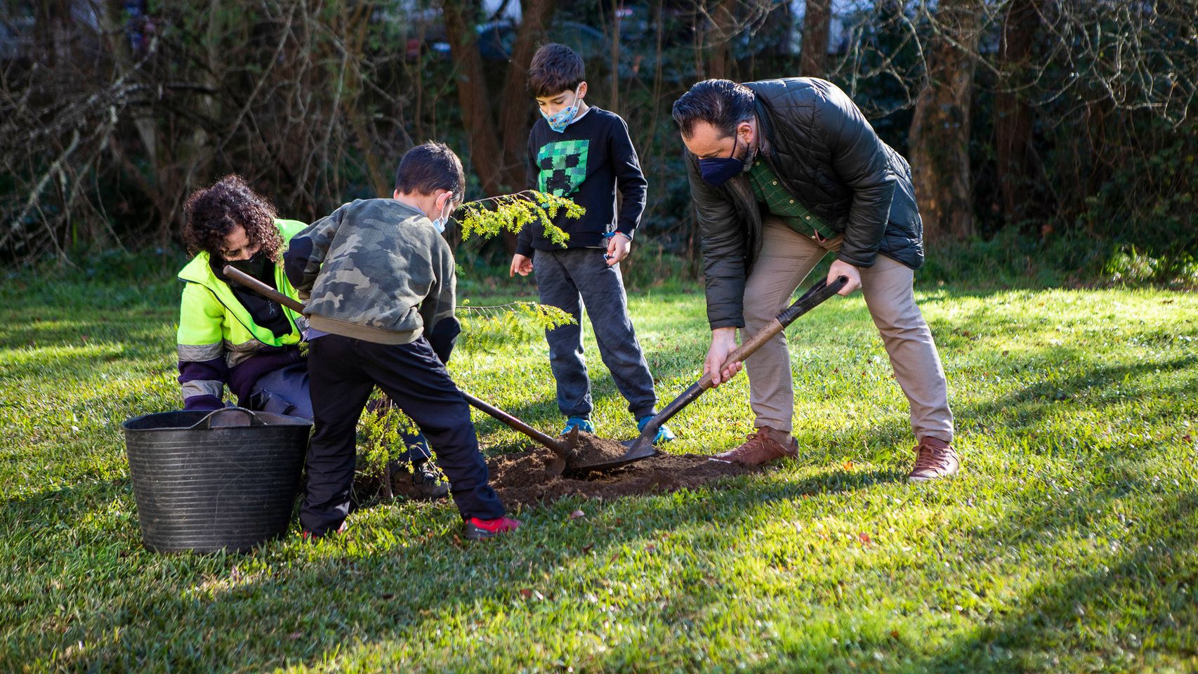 Niños plantando un árbol junto al alcalde de Gondomar.