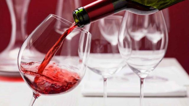 Este poblado alberga importantes bodegas de vino.