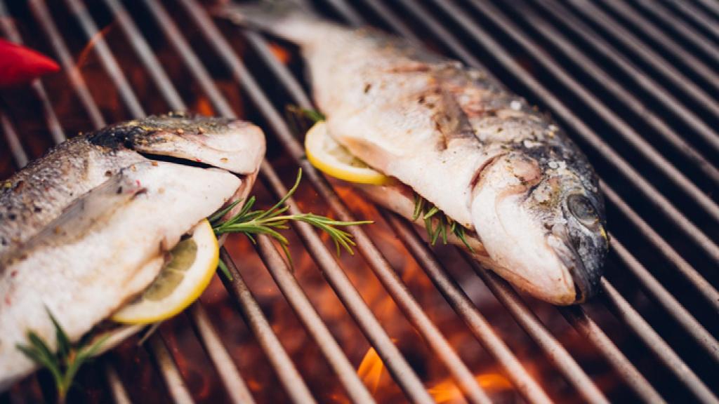 Una parrilla con pescado.
