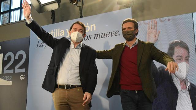 El presidente de la Junta y candidato a la reelección, Alfonso Fernández Mañueco, y el presidente del PP, Pablo Casado, este jueves en el inicio de campaña en La Bañeza.
