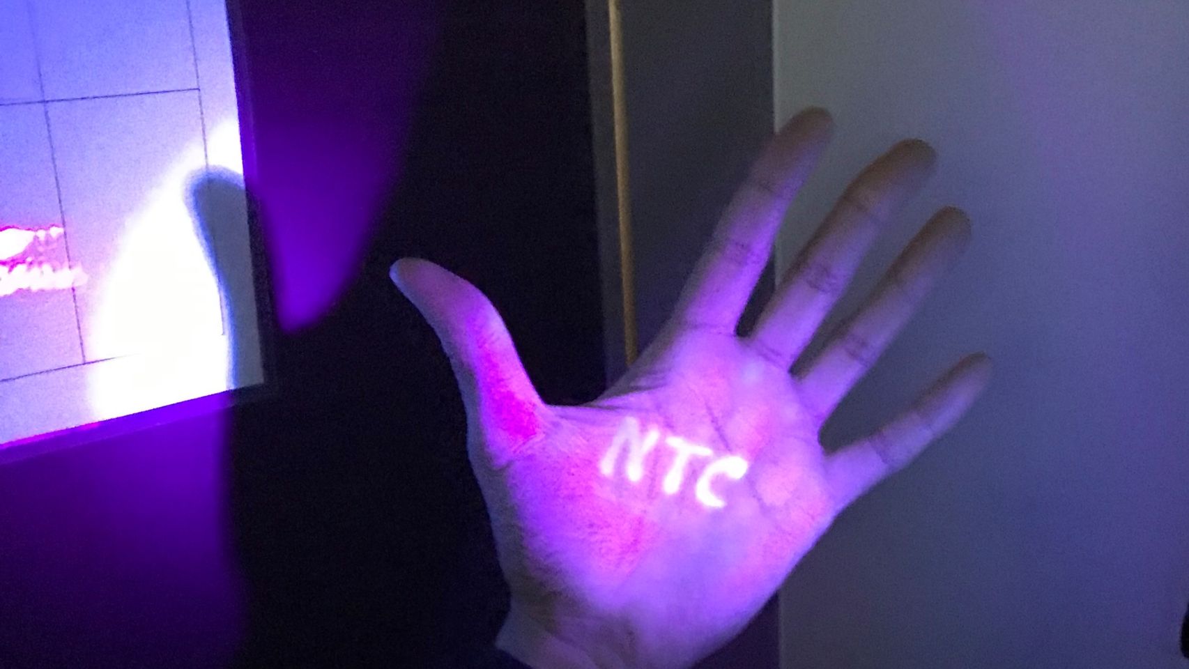 La UPV presenta un gel hidroalcohólico luminiscente que muestra la calidad de la desinfección.