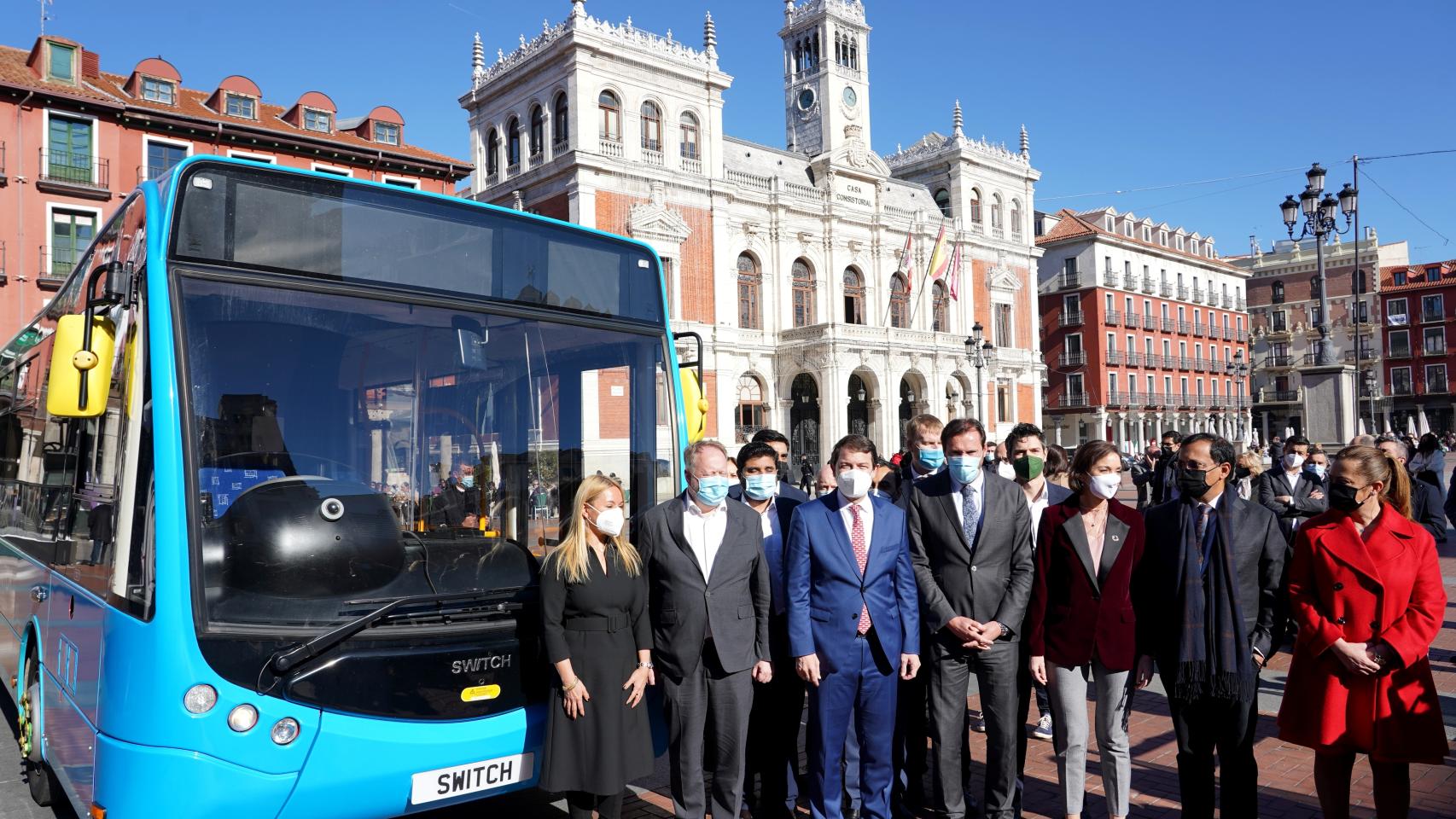 Las autoridades posan junto al autobús de Switch Mobility