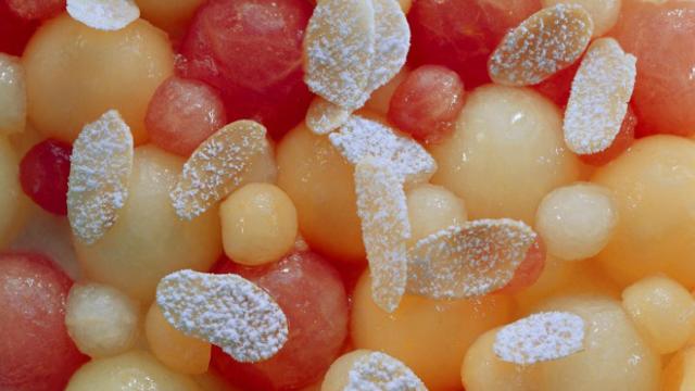 Bolas de melón y sandía con almendras: un tentempié saludable.