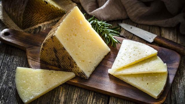 Una cuña de queso manchego.