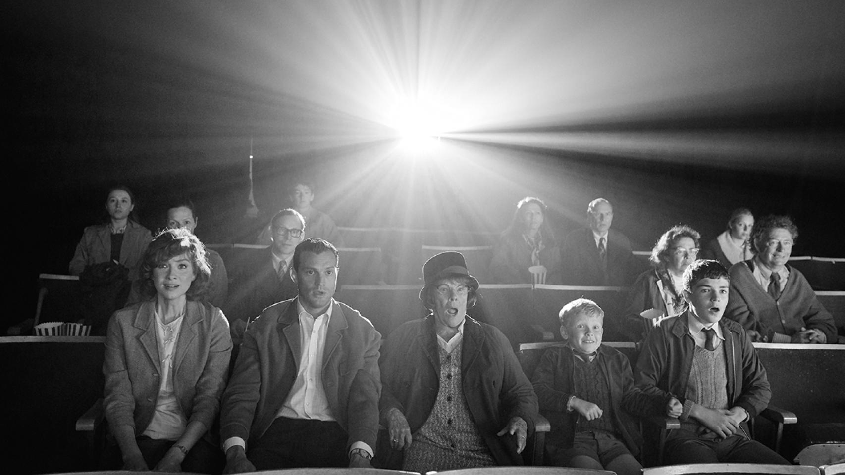 Caitriona Balfe, Jamie Dornan, Judi Dench, Jude Hill y Lewis McAskie en un momento del filme