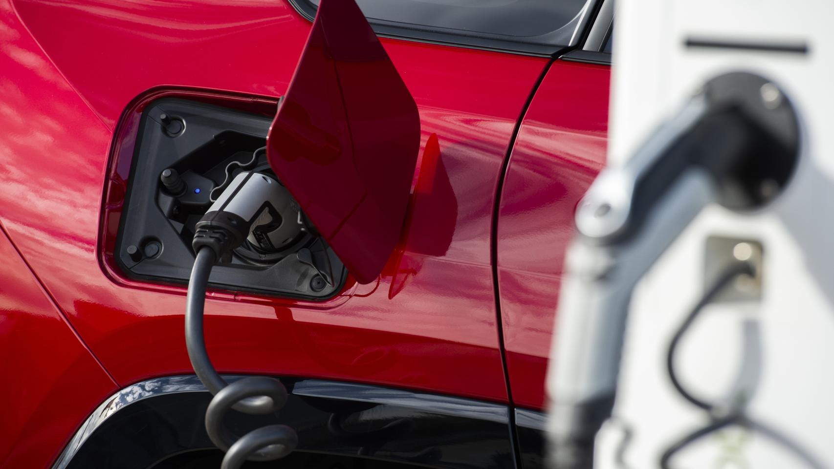 Un coche eléctrico durante el proceso de carga.