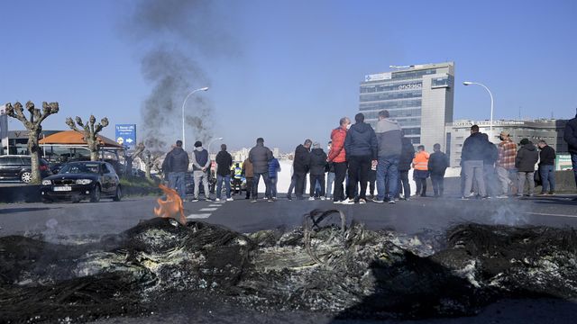 Quema de neumáticos en la avenida de Alfonso Molina de A Coruña en una protesta de trabajadores de Alu Ibérica.