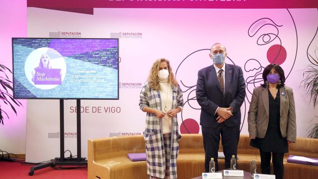 La presidenta de la Diputación de Pontevedra, Carmela Silva; el rector de la UVigo, Manuel Reigosa; y la responsable de la Unidad de Igualdad de la institución académica, Águeda Gómez.
