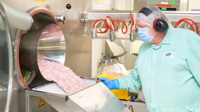 Un momento durante el proceso de fabricación de Paxlovid, en la planta de Friburgo (Alemania).