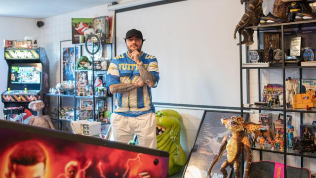 DJ Nano, en su casa, con parte de la colección que atesora de objetos de la década de los 80 y 90.