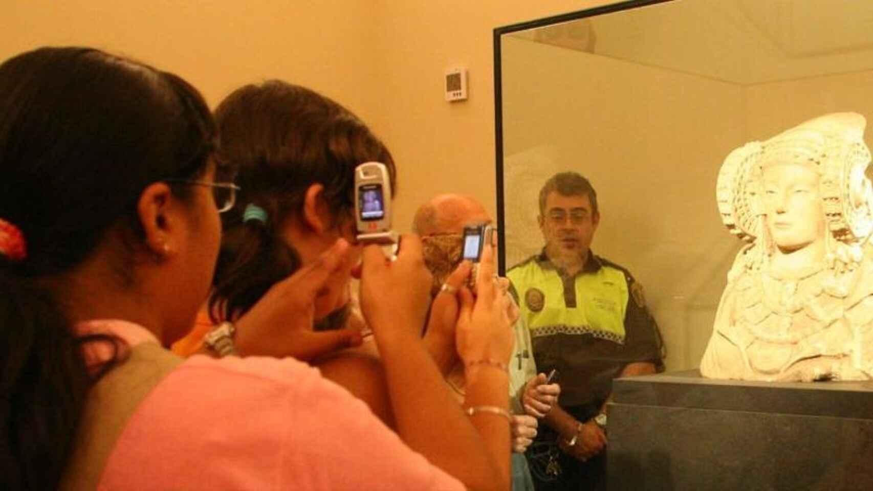 La Dama de Elche, expuesta en el MAHE de Elche en la que es su última cesión, en 2006