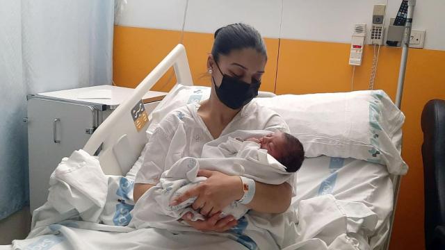 Mujer sujetando a su bebé recién nacido