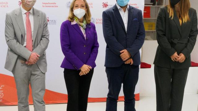 El rector de la USAL, Ricardo Rivero, junto a la ministra Calviño, el CEO de Neurofix, M. Ángel Ávila y la Directora Ejecutiva María Sola