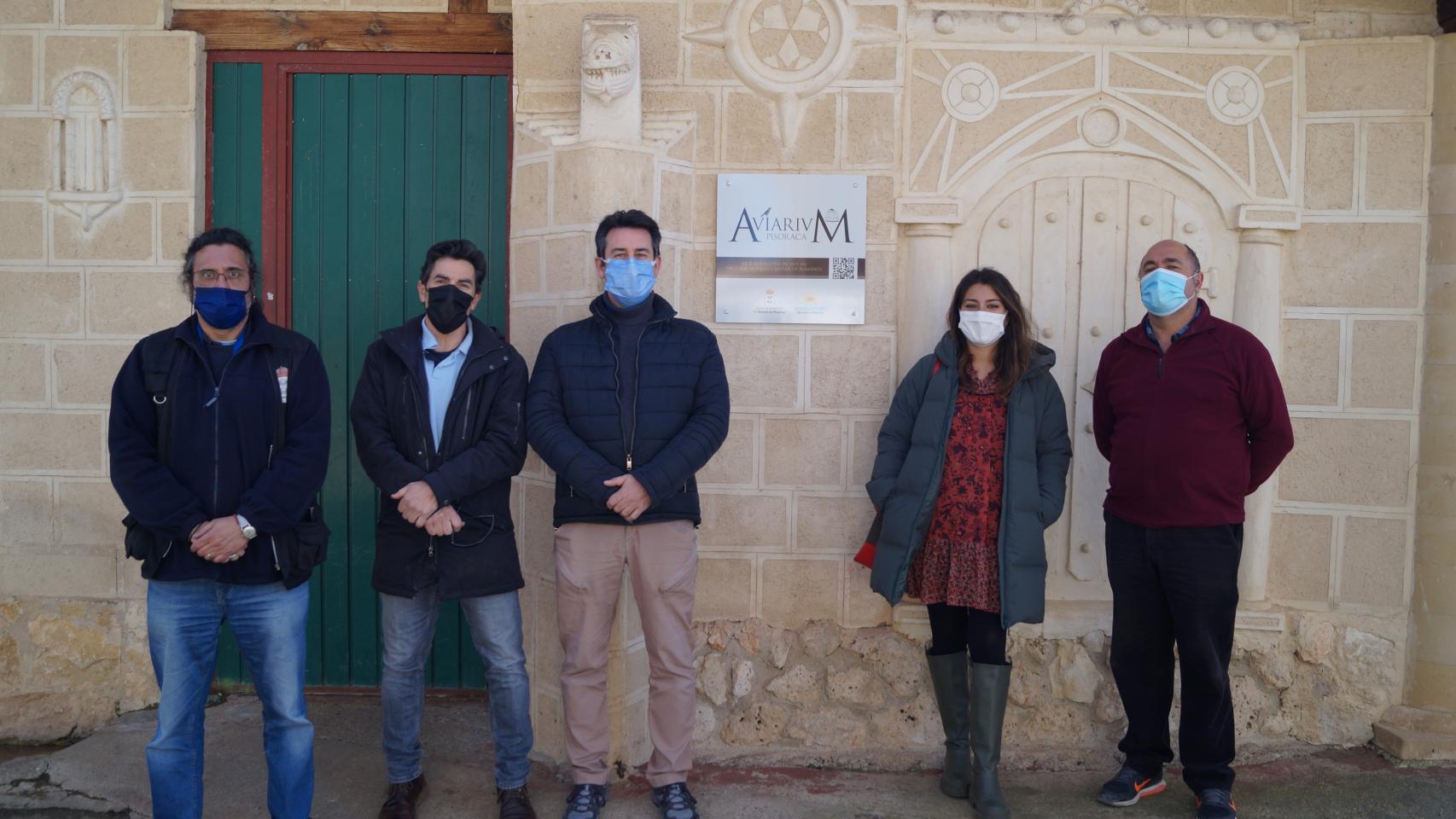Corporación municipal y arqueólogos en el proyecto Aviarivm