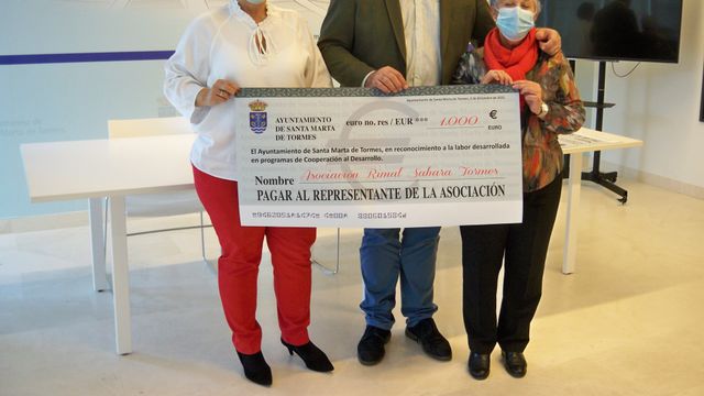 Entrega del cheque a la asociación Rimal Sáhara Tormes