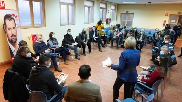 Luis Tudanca, candidato del PSOE por Castilla y León, en su reunión hoy con la Plataforma en Defensa de la Sanidad Pública
