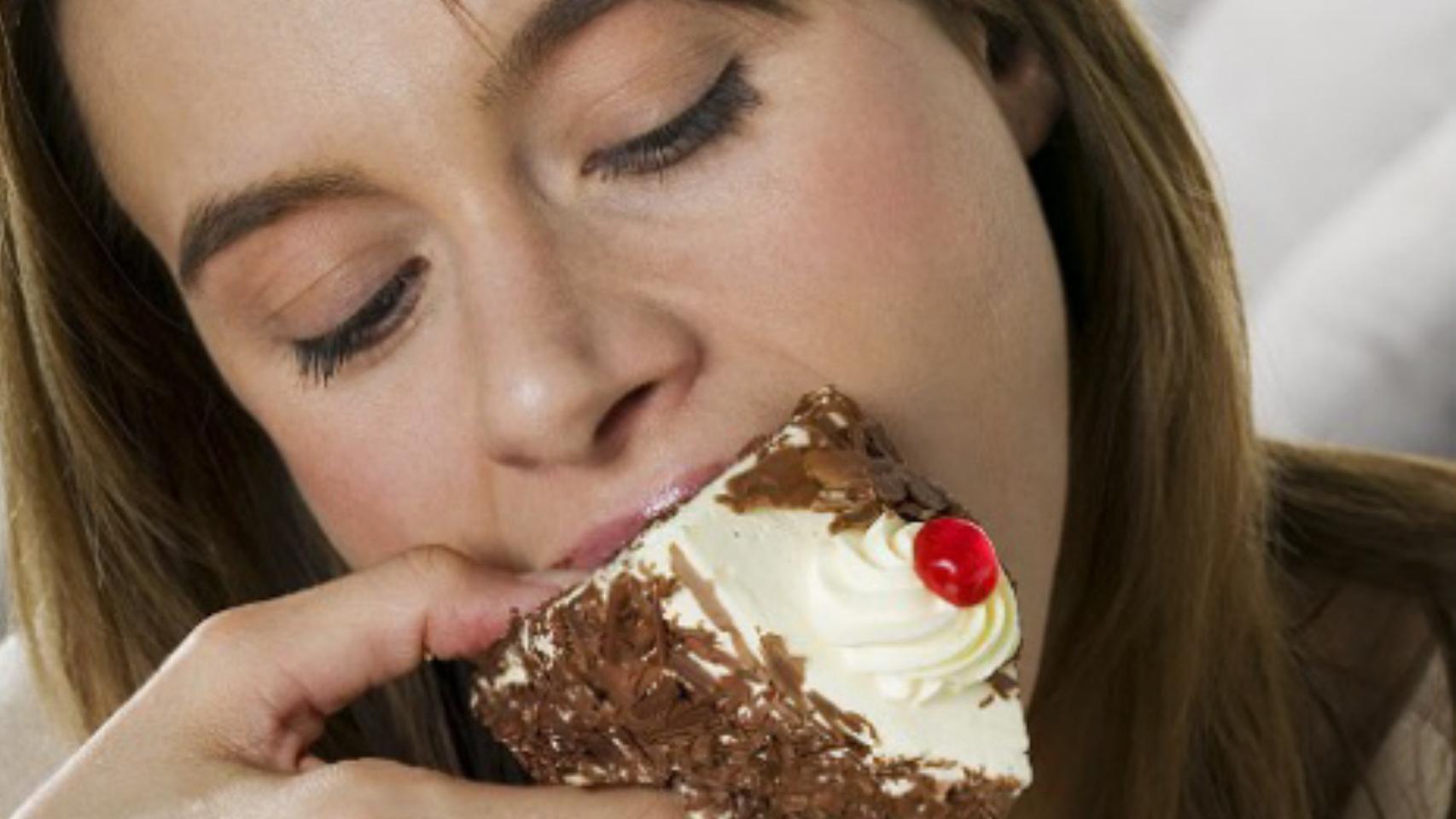 Antojos de dulce, agotamiento y cambios de humor son síntomas de candidiasis.