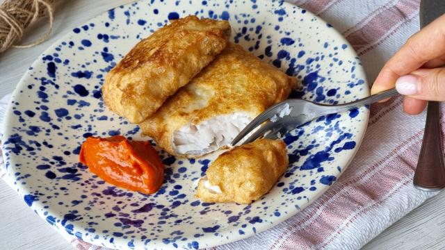 Merluza rebozada con crema de pimientos, una receta de toda la vida