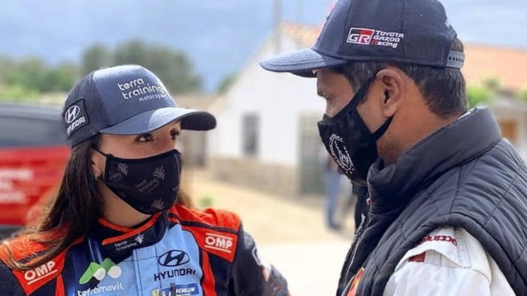 Alba Sánchez habla junto a Nasser Al-Attiyah