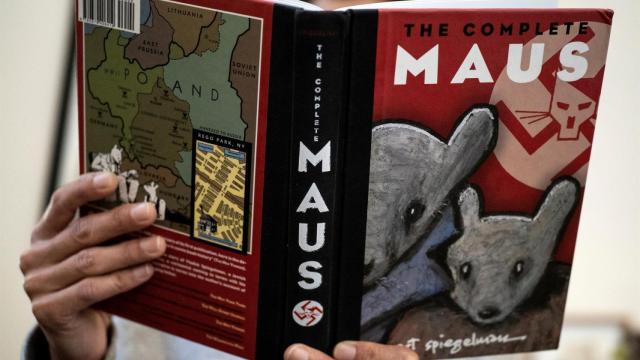 Una persona lee 'Maus', de Art Spiegelman, obra retirada de los colegios por la junta escolar de un condado de Tennessee (EE. UU.). Foto: EFE/EPA/Etienne Laurent